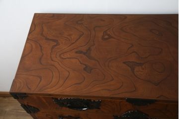 中古　岩谷堂箪笥　波打つ様な木目と重厚感ある金具が趣き深い衣装箪笥(整理箪笥、収納たんす、和タンス、引き出し)(R-062639)