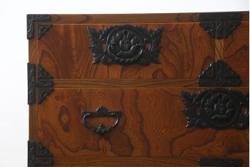 中古　岩谷堂箪笥　波打つ様な木目と重厚感ある金具が趣き深い衣装箪笥(整理箪笥、収納たんす、和タンス、引き出し)(R-062639)