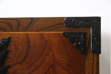 中古　岩谷堂箪笥　波打つ様な木目と重厚感ある金具が趣き深い衣装箪笥(整理箪笥、収納たんす、和タンス、引き出し)(R-062639)