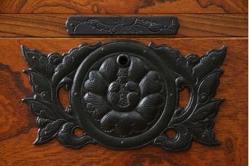 中古　岩谷堂箪笥　波打つ様な木目と重厚感ある金具が趣き深い衣装箪笥(整理箪笥、収納たんす、和タンス、引き出し)(R-062639)