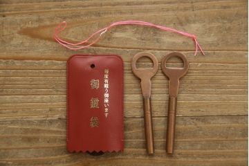 中古　岩谷堂箪笥　波打つ様な木目と重厚感ある金具が趣き深い衣装箪笥(整理箪笥、収納たんす、和タンス、引き出し)(R-062639)