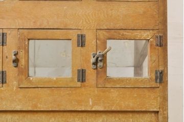 和製アンティーク　小扉付き　パタパタ扉のマス目ガラスケース(ショーケース、陳列棚、飾り棚、店舗什器)(R-062643)