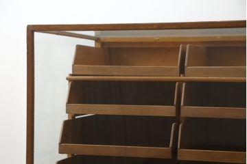 イギリスアンティーク　オーク材　使い込まれた木の風合いが魅力のシャツケース(ガラスケース、ショーケース、店舗什器、引き出し、陳列棚)(R-062646)