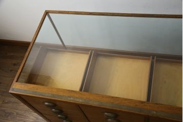 イギリスアンティーク　オーク材　使い込まれた木の風合いが魅力のシャツケース(ガラスケース、ショーケース、店舗什器、引き出し、陳列棚)(R-062646)