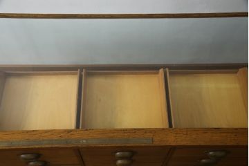 イギリスアンティーク　オーク材　使い込まれた木の風合いが魅力のシャツケース(ガラスケース、ショーケース、店舗什器、引き出し、陳列棚)(R-062646)
