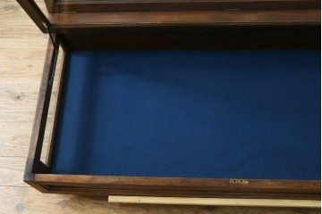 イギリスアンティーク　卓上　平置き　ブルーと深みのある木味の組合せがシックな両開きガラスケース　(R-062647)