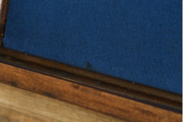 イギリスアンティーク　卓上　平置き　ブルーと深みのある木味の組合せがシックな両開きガラスケース　(R-062647)