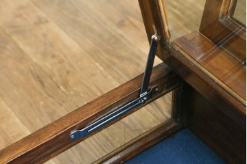 イギリスアンティーク　卓上　平置き　ブルーと深みのある木味の組合せがシックな両開きガラスケース　(R-062647)