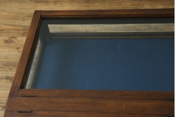 イギリスアンティーク　卓上　平置き　ブルーと深みのある木味の組合せがシックな両開きガラスケース　(R-062647)