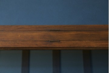 イギリスアンティーク　卓上　平置き　ブルーと深みのある木味の組合せがシックな両開きガラスケース　(R-062647)