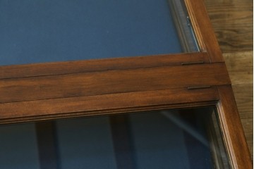 イギリスアンティーク　卓上　平置き　ブルーと深みのある木味の組合せがシックな両開きガラスケース　(R-062647)