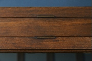 イギリスアンティーク　卓上　平置き　ブルーと深みのある木味の組合せがシックな両開きガラスケース　(R-062647)