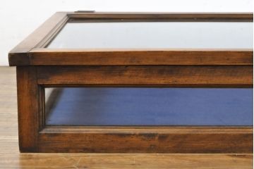 イギリスアンティーク　卓上　平置き　ブルーと深みのある木味の組合せがシックな両開きガラスケース(ショーケース、店舗什器、陳列棚、コレクションケース)(R-062647)