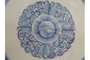 江戸期　古伊万里　染付　線描　花唐草　1尺3寸皿　約41cm　大皿(一尺三寸、和食器、和皿)(R-062655)