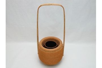 八木澤啓造(蒼かん)　白錆松葉　投入花籠(共箱付き、花入、竹工芸、花カゴ、竹細工、手付、竹かご)(R-062660)