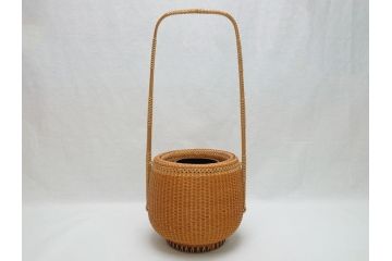 八木澤啓造(蒼かん)　白錆松葉　投入花籠(共箱付き、花入、竹工芸、花カゴ、竹細工、手付、竹かご)(R-062660)
