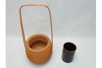 八木澤啓造(蒼かん)　白錆松葉　投入花籠(共箱付き、花入、竹工芸、花カゴ、竹細工、手付、竹かご)(R-062660)