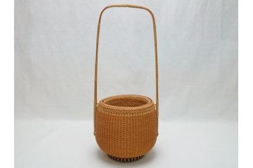 八木澤啓造(蒼かん)　白錆松葉　投入花籠(共箱付き、花入、竹工芸、花カゴ、竹細工、手付、竹かご)(R-062660)