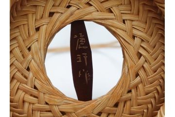 八木澤啓造(蒼かん)　白錆松葉　投入花籠(共箱付き、花入、竹工芸、花カゴ、竹細工、手付、竹かご)(R-062660)