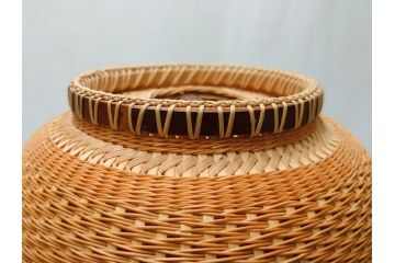 八木澤啓造(蒼かん)　白錆松葉　投入花籠(共箱付き、花入、竹工芸、花カゴ、竹細工、手付、竹かご)(R-062660)