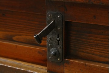 和製アンティーク　江戸期から明治期　三方欅(ケヤキ)材　重ねた花びらの様な杢目が美しい佐渡箪笥ローチェスト　(R-062686)