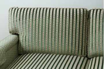 中古　美品　DREXEL HERITAGE(ドレクセルヘリテイジ)　クラシカルなお部屋づくりにおすすめ!　ストライプ模様が素敵な3シートクッションソファ　(R-062695)