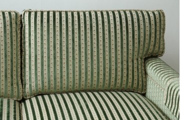 中古　美品　DREXEL HERITAGE(ドレクセルヘリテイジ)　クラシカルなお部屋づくりにおすすめ!　ストライプ模様が素敵な3シートクッションソファ　(R-062695)