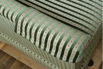 中古　美品　DREXEL HERITAGE(ドレクセルヘリテイジ)　クラシカルなお部屋づくりにおすすめ!　ストライプ模様が素敵な3シートクッションソファ　(R-062695)