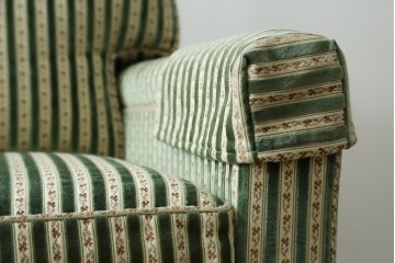 中古　美品　DREXEL HERITAGE(ドレクセルヘリテイジ)　クラシカルなお部屋づくりにおすすめ!　ストライプ模様が素敵な3シートクッションソファ　(R-062695)
