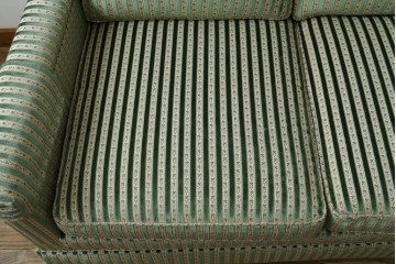 中古　美品　DREXEL HERITAGE(ドレクセルヘリテイジ)　クラシカルなお部屋づくりにおすすめ!　ストライプ模様が素敵な3シートクッションソファ　(R-062695)