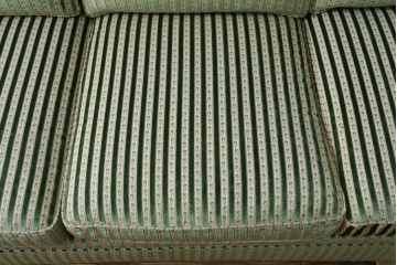 中古　美品　DREXEL HERITAGE(ドレクセルヘリテイジ)　クラシカルなお部屋づくりにおすすめ!　ストライプ模様が素敵な3シートクッションソファ　(R-062695)