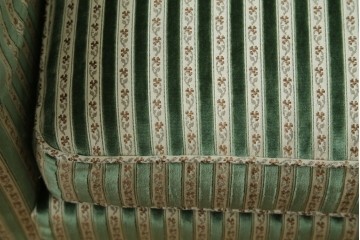 中古　美品　DREXEL HERITAGE(ドレクセルヘリテイジ)　クラシカルなお部屋づくりにおすすめ!　ストライプ模様が素敵な3シートクッションソファ　(R-062695)