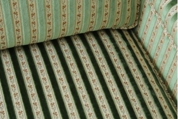 中古　美品　DREXEL HERITAGE(ドレクセルヘリテイジ)　クラシカルなお部屋づくりにおすすめ!　ストライプ模様が素敵な3シートクッションソファ　(R-062695)