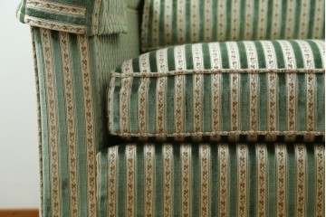 中古　美品　DREXEL HERITAGE(ドレクセルヘリテイジ)　クラシカルなお部屋づくりにおすすめ!　ストライプ模様が素敵な3シートクッションソファ　(R-062695)