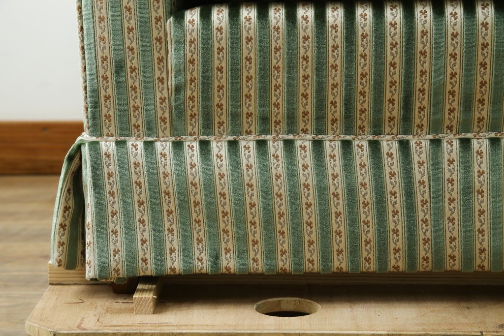 中古　美品　DREXEL HERITAGE(ドレクセルヘリテイジ)　クラシカルなお部屋づくりにおすすめ!　ストライプ模様が素敵な3シートクッションソファ　(R-062695)