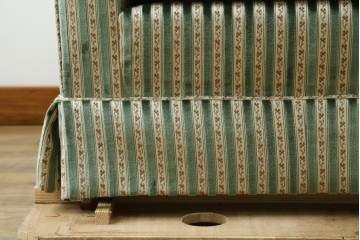 中古　美品　DREXEL HERITAGE(ドレクセルヘリテイジ)　クラシカルなお部屋づくりにおすすめ!　ストライプ模様が素敵な3シートクッションソファ　(R-062695)