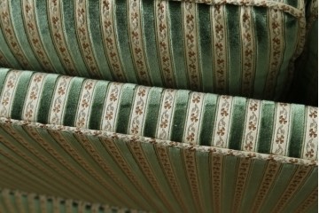 中古　美品　DREXEL HERITAGE(ドレクセルヘリテイジ)　クラシカルなお部屋づくりにおすすめ!　ストライプ模様が素敵な3シートクッションソファ　(R-062695)