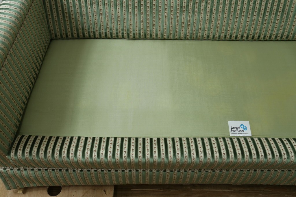 中古　美品　DREXEL HERITAGE(ドレクセルヘリテイジ)　クラシカルなお部屋づくりにおすすめ!　ストライプ模様が素敵な3シートクッションソファ　(R-062695)