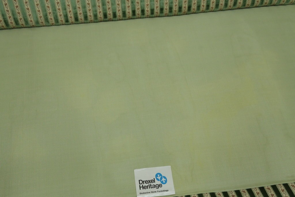 中古　美品　DREXEL HERITAGE(ドレクセルヘリテイジ)　クラシカルなお部屋づくりにおすすめ!　ストライプ模様が素敵な3シートクッションソファ　(R-062695)