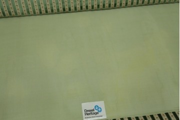 中古　美品　DREXEL HERITAGE(ドレクセルヘリテイジ)　クラシカルなお部屋づくりにおすすめ!　ストライプ模様が素敵な3シートクッションソファ　(R-062695)