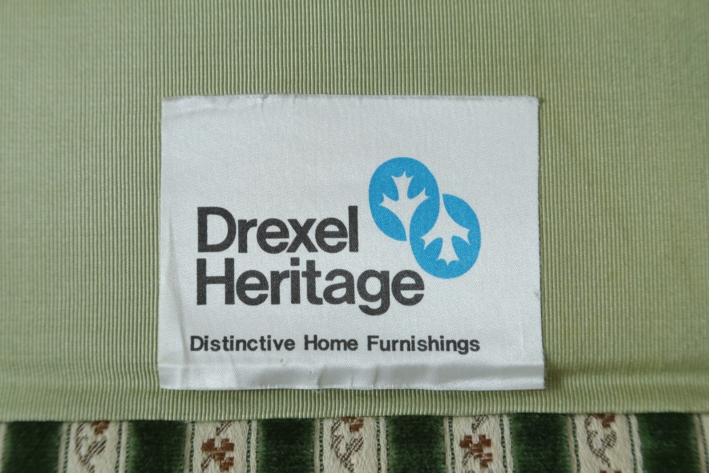 中古　美品　DREXEL HERITAGE(ドレクセルヘリテイジ)　クラシカルなお部屋づくりにおすすめ!　ストライプ模様が素敵な3シートクッションソファ　(R-062695)