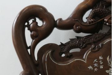中国ビンテージ　唐木　螺鈿(ラデン)　迫力ある竜の彫刻が見事!!職人技が光るアームチェア(椅子、イス、板座チェア、一人掛けソファ、1人掛けソファ、1P、ヴィンテージ)(R-062708)