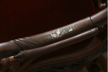 中国ビンテージ　唐木　螺鈿(ラデン)　迫力ある竜の彫刻が見事!!職人技が光るアームチェア(椅子、イス、板座チェア、一人掛けソファ、1人掛けソファ、1P、ヴィンテージ)(R-062708)