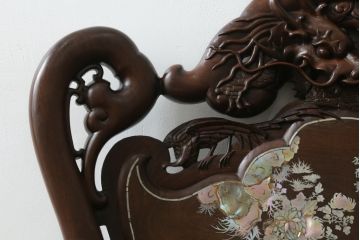 中国ビンテージ　唐木　螺鈿(ラデン)　迫力ある竜の彫刻が見事!!職人技が光るアームチェア(椅子、イス、板座チェア、一人掛けソファ、1人掛けソファ、1P、ヴィンテージ)(R-062709)