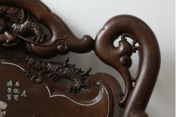 中国ビンテージ　唐木　螺鈿(ラデン)　迫力ある竜の彫刻が見事!!職人技が光るアームチェア(椅子、イス、板座チェア、一人掛けソファ、1人掛けソファ、1P、ヴィンテージ)(R-062709)