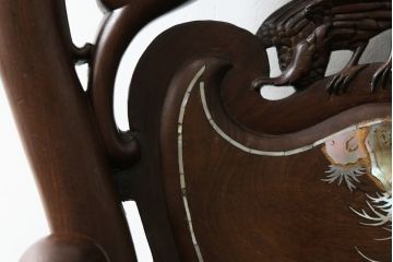 中国ビンテージ　唐木　螺鈿(ラデン)　迫力ある竜の彫刻が見事!!職人技が光るアームチェア(椅子、イス、板座チェア、一人掛けソファ、1人掛けソファ、1P、ヴィンテージ)(R-062709)