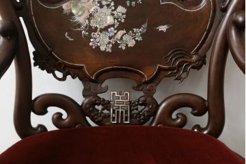 中国ビンテージ　唐木　螺鈿(ラデン)　迫力ある竜の彫刻が見事!!職人技が光るアームチェア(椅子、イス、板座チェア、一人掛けソファ、1人掛けソファ、1P、ヴィンテージ)(R-062709)