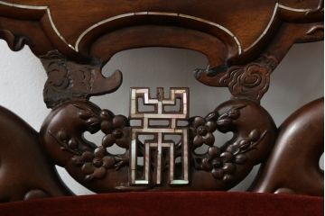 中国ビンテージ　唐木　螺鈿(ラデン)　迫力ある竜の彫刻が見事!!職人技が光るアームチェア(椅子、イス、板座チェア、一人掛けソファ、1人掛けソファ、1P、ヴィンテージ)(R-062709)