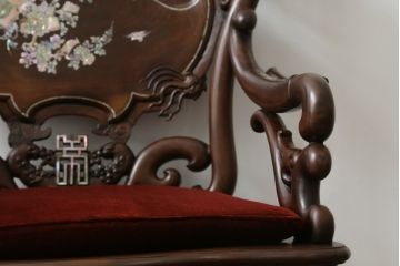 中国ビンテージ　唐木　螺鈿(ラデン)　迫力ある竜の彫刻が見事!!職人技が光るアームチェア(椅子、イス、板座チェア、一人掛けソファ、1人掛けソファ、1P、ヴィンテージ)(R-062709)