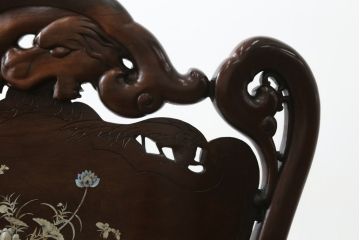 中国ビンテージ　唐木　螺鈿(ラデン)　迫力ある竜の彫刻が見事!!職人技が光るアームチェア(椅子、イス、板座チェア、一人掛けソファ、1人掛けソファ、1P、ヴィンテージ)(R-062709)